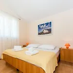Gulin Apartment *