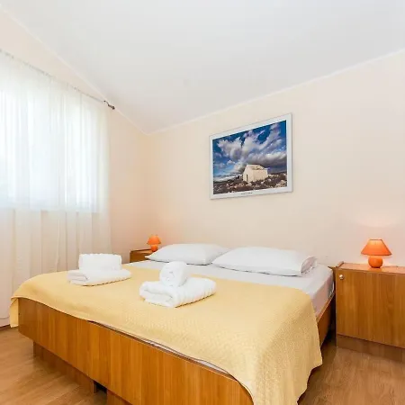 Gulin Apartment *